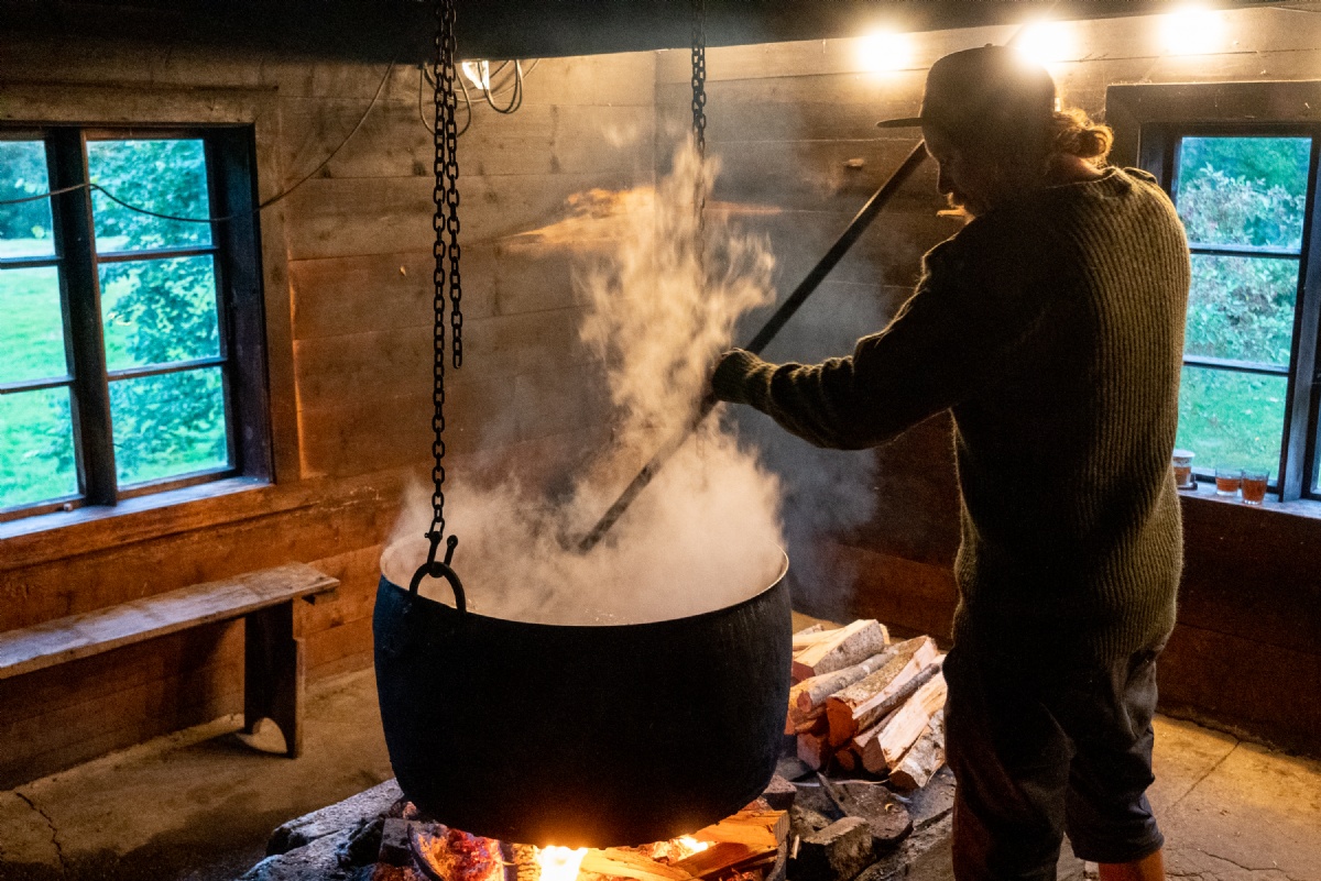 Koking av vørter i koparkjele i eldhusetFoto: Anders Flatlandsmo